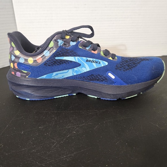 Brooks Shoes - Brooks Women's Launch 9 Road-running‎ shoes  US 8   in great condition